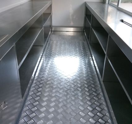 Fastfood-trailer in de Verenigde Staten met keukenapparatuur en kleine mobiele keuken