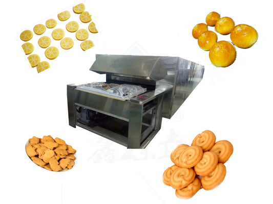 Middelgrote tunneloven voor het bakken van koekjes en omeletten in een winkel voor voedingsmiddelen en dranken