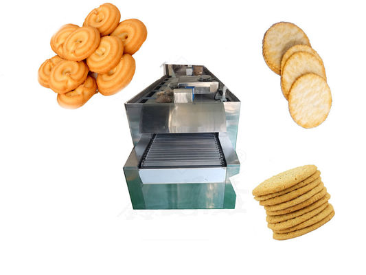 Middelgrote tunneloven voor het bakken van koekjes en omeletten in een winkel voor voedingsmiddelen en dranken