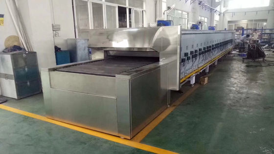 Een continu bakoven voor bakkerij en koekjesproductie in productie-installaties
