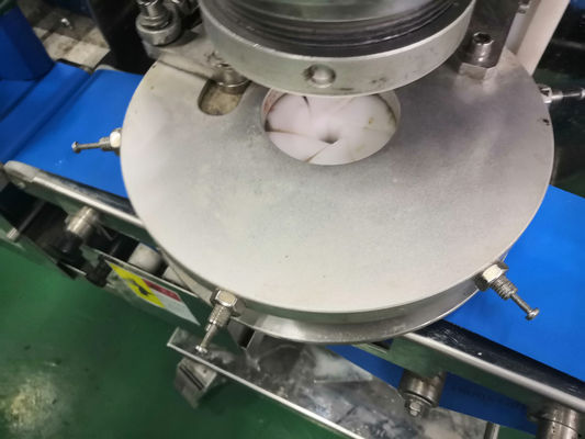 Hoge productiviteit Kleine automatische tafelmachine Gebakken aardappel Croquette Koekje Vlees IJsserij Mochi Vormmachine En Incrusting