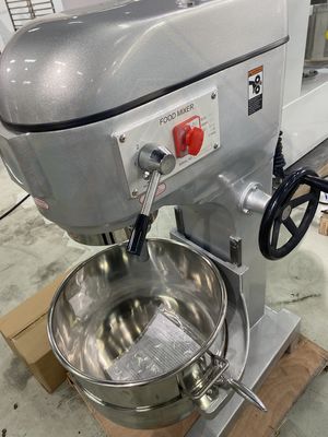 Industriële kookmixer met een schaal van roestvrij staal en een aanhangsel voor een pasta-machine