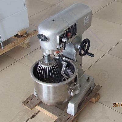 Industriële kookmixer met een schaal van roestvrij staal en een aanhangsel voor een pasta-machine