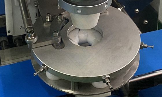 220v/380 Spanning Automatische Choco-pie-inkrustings- en vormmachine met hoge productiviteit