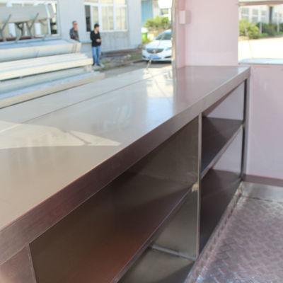 Een handige L380 x W160 x H235cm elektrische foodtruck ideaal voor straat snacks en donuts
