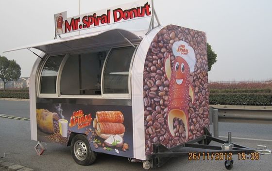 Commerciële voedselkarretjes Op maat gemaakte foodtruck met volledige keuken en bovendeck