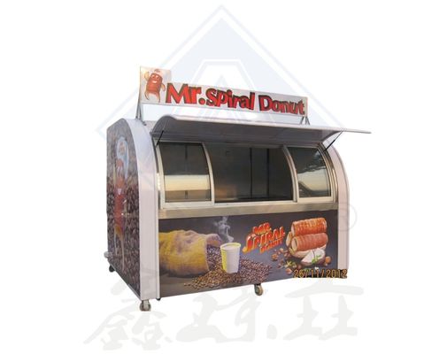 De toonaangevende mobiele foodtruck voor het verkopen van snacks is volledig uitgerust en klaar om te serveren.