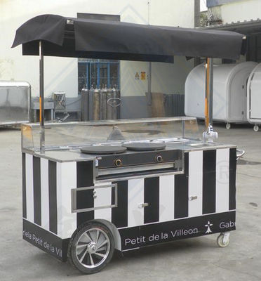 De toonaangevende mobiele foodtruck voor het verkopen van snacks is volledig uitgerust en klaar om te serveren.