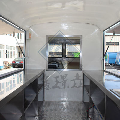 Volledig uitgeruste foodtruckmachines voor het maken van snacks, ijs en dranken onderweg