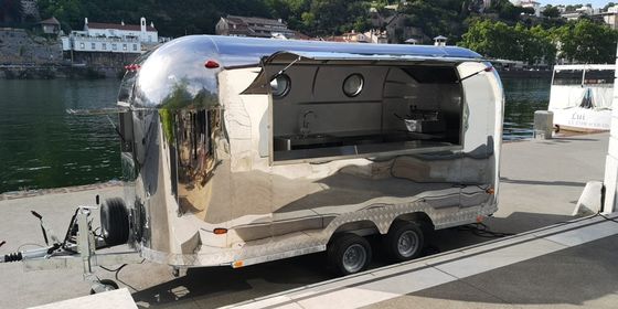 Road Wheel Hotdog Cart Mobile Food Truck Trailer met en volledig uitgerust restaurant