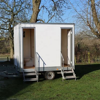 Outdoor aangepaste kleuren draagbare mobiele toilettrailer voor openbaar gemak