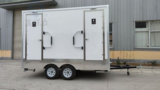Outdoor aangepaste kleuren draagbare mobiele toilettrailer voor openbaar gemak