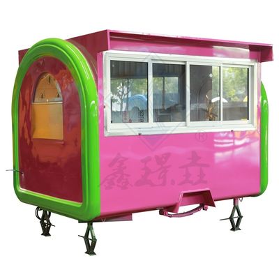 Kleine mobiele voedselwagen voor straatverkoop in het buitenleven