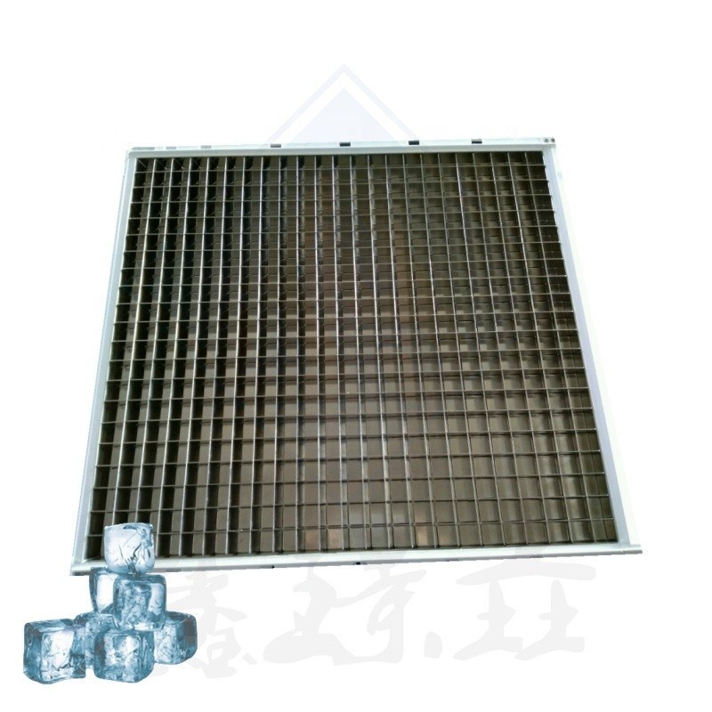Productie van ijs met een commerciële kubus-ijsmachine en een industriële verdamper van 21*23